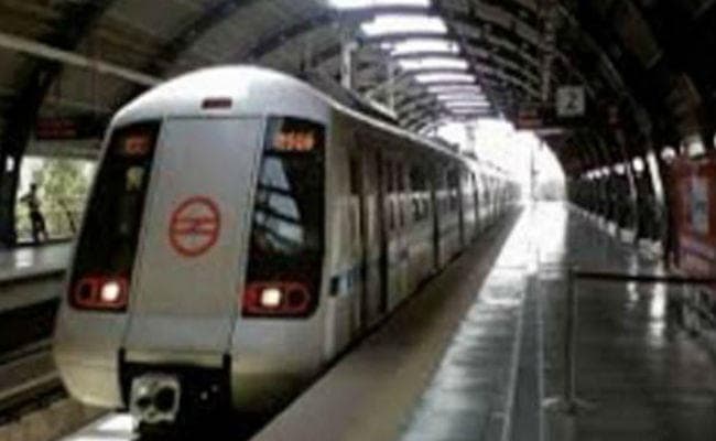 मामूली बात को लेकर मेट्रो में बुजुर्ग मुस्लिम से भिड़े लड़के कहा- सीट पाकिस्तानियों के लिए नहीं