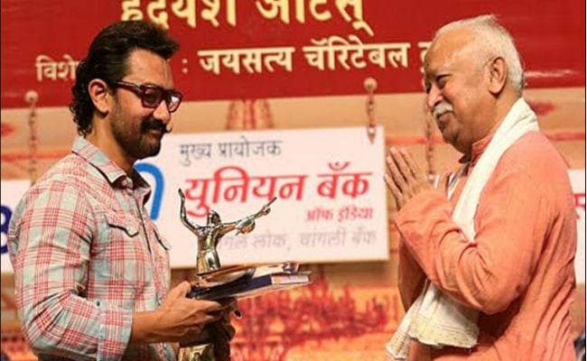 16 साल बाद किसी अवॉर्ड फंक्शन में पहुंचे आमिर खान, संघ प्रमुख मोहन भागवत के हाथों लिया पुरस्कार