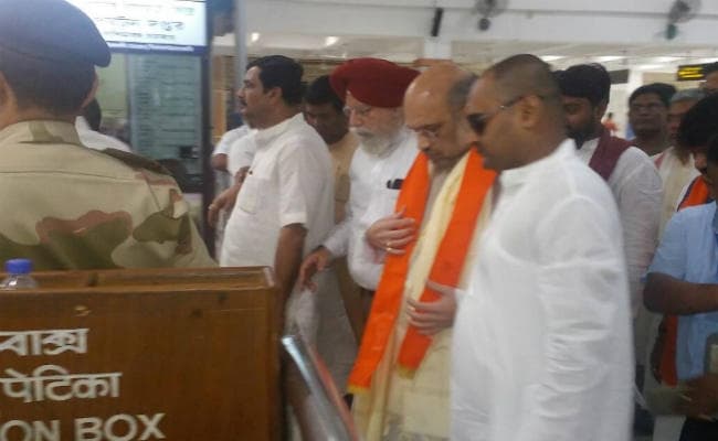 पश्चिम बंगाल : नक्सलबाड़ी में अमित शाह ने की बूथ मीटिंग, भाकपा-माओवादी ने काले झंडे में निकाली विरोध रैली