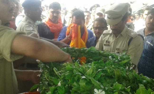 गढ़वा में सुकमा के शहीद को दी गयी सलामी, गमगीन हुआ माहौल, PHOTOs