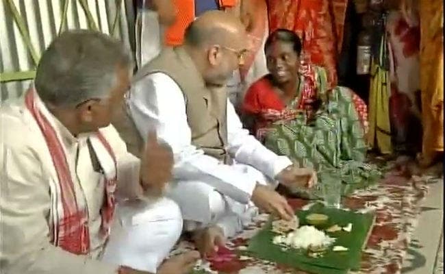 अमित शाह ने आदिवासी परिवार के घर में भोजन किया