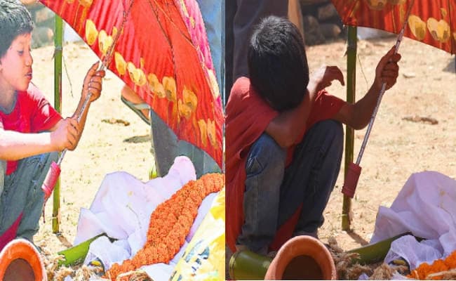 एक हाथ से आंसू पोछ रहा था, दूसरे से भाई के शव को धूप से बचाने के लिए छाता लगा दिया