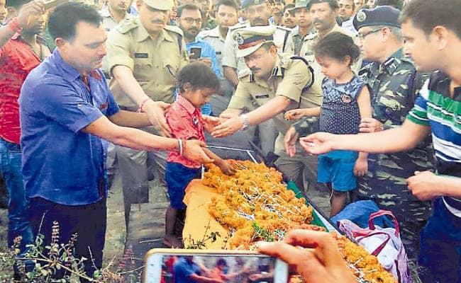 सुकमा नक्सली हमला : पांच साल के पुत्र ने दी शहीद पिता को मुखाग्नि
