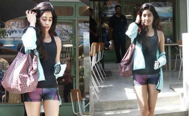 मनीष मल्होत्रा के स्टोर के बाहर इस लुक में नजर आयीं श्रीदेवी की बेटी जाह्नवी