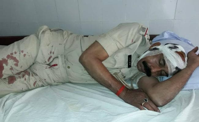 चौपारण : वाहन की चपेट में आने से एएसआइ लालकेश्वर सिंह घायल