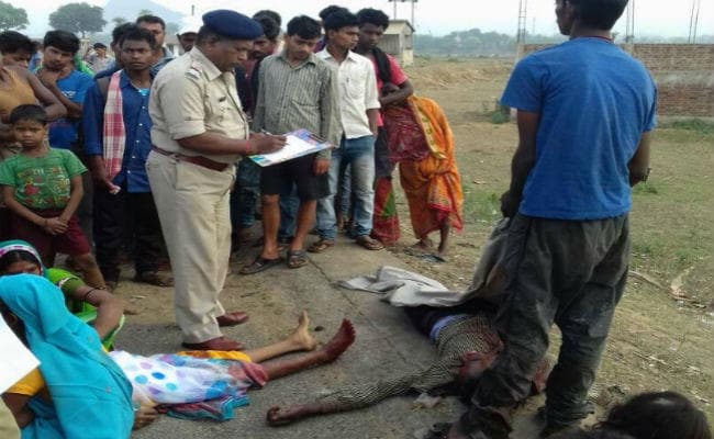 दुमका : टेंपो पलटने दो की मौत, 12 घायल