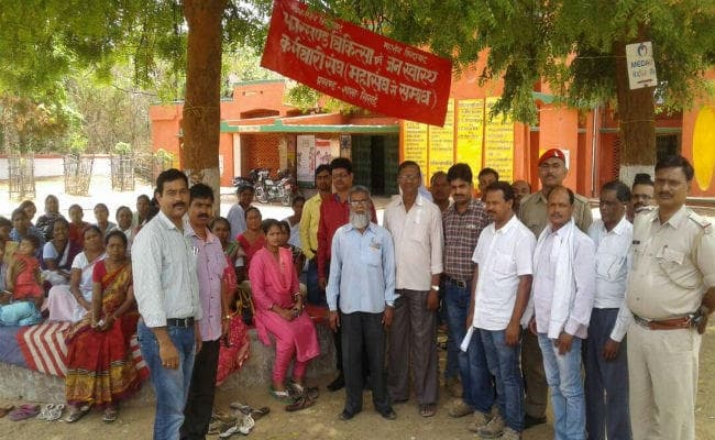 गुमला : मारपीट व गाली-गलौज के बाद धरने पर बैठे अस्पताल के डॉक्टर-कर्मचारी, प्रशासन ने दिलाया भरोसा