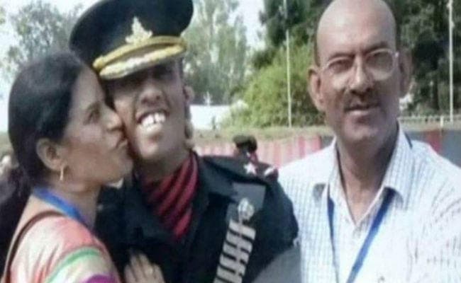 कुपवाड़ा हमला:  बोलीं शहीद आयुष की मां- मोदी जी मुझे बम लाकर दें...