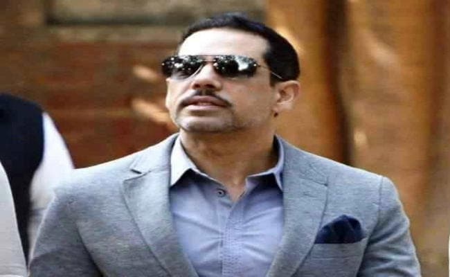 फंस गये वाड्रा, भूमि सौदों की जांच की सिफारिश