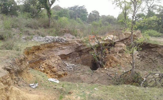 धनबाद : निरसा में अवैध कोयला खदान धंसा, तीन-चार लोगों के दबने की आशंका, देखें तसवीरें