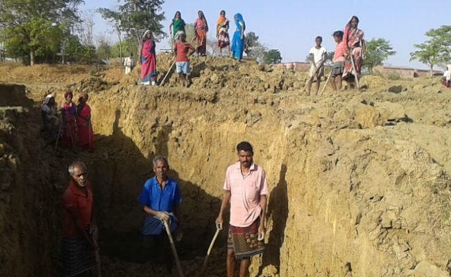 नाले का पानी पीने को मजबूर ग्रामीण श्रमदान से खोद रहे कुआं, प्रशासन सुस्‍त