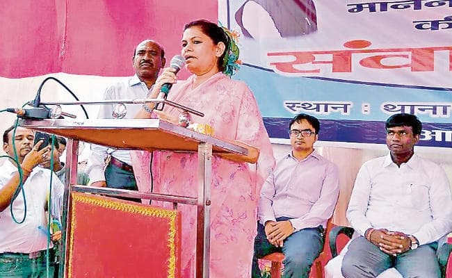 अधिकारी सेवक बन कर जनता का काम करें