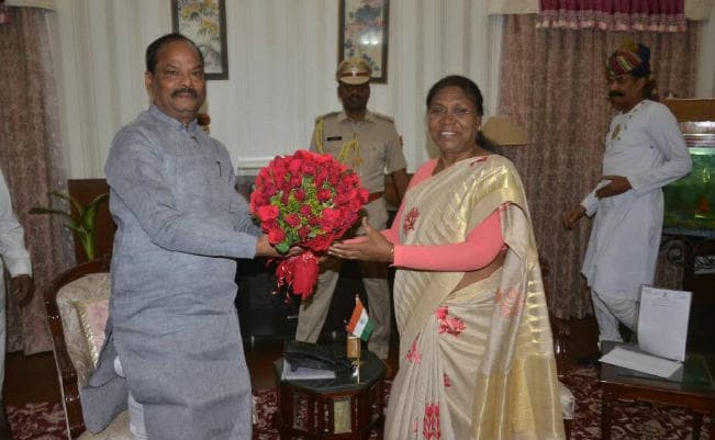 मुख्यमंत्री रघुवर दास ने राज्यपाल द्रौपदी मुर्मू से भेंट की