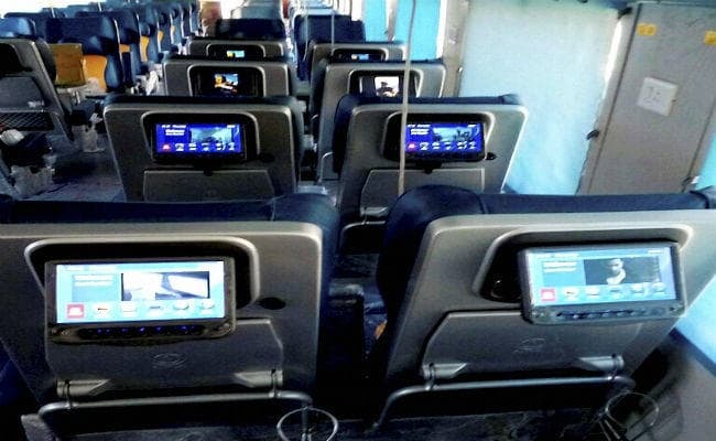 मुंबई-गोवा ट्रेन यात्रियों को मिलेगा सेलीब्रिटी शेफ के तैयार मेन्यू का खाना, हर सीट के साथ लगी होगी एलसीडी स्क्रीन
