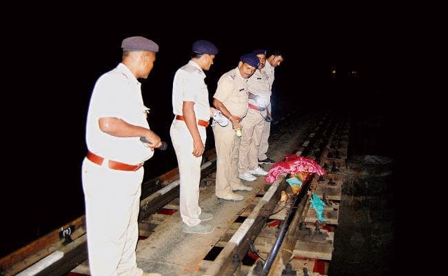 दर्दनाक : ट्रेन से उतर ट्रैक से जा रहे थे घर, पीछे से आयी मालगाड़ी से कटे आठ लोग