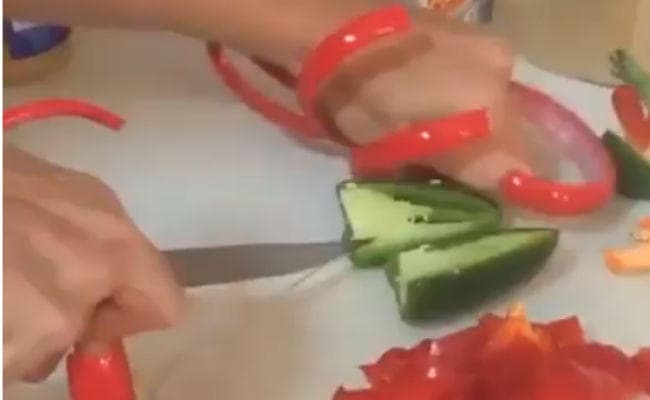 इतने लंबे नाखून देख हैरान हो जायेंगे आप, VIDEO