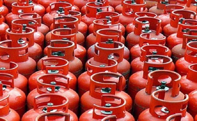 कैशलेस अर्थव्यवस्था के बाद अब लेस-सब्सिडी ईंधन की ओर सरकार बढ़ा रही कदम, दो रुपये महंगा हुआ सब्सिडी वाला गैस सिलेंडर