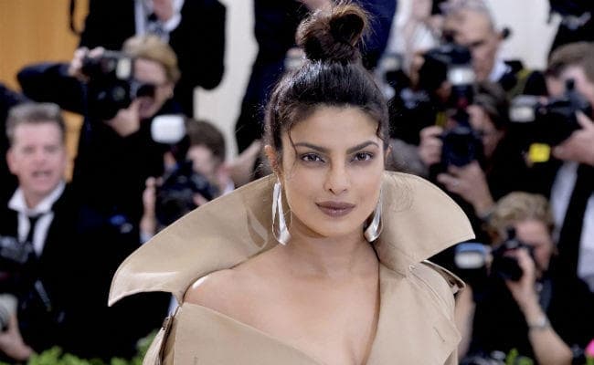 Met Gala 2017: रेड कारपेट पर प्रियंका-दीपिका का दिलकश अंदाज, देखें तस्‍वीरें...