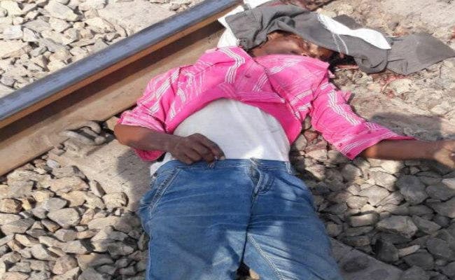 गढ़वा : तीन लड़के मोटरसाइकिल से आये...और एक दौड़ कर ट्रेन से जा कटा, मौत