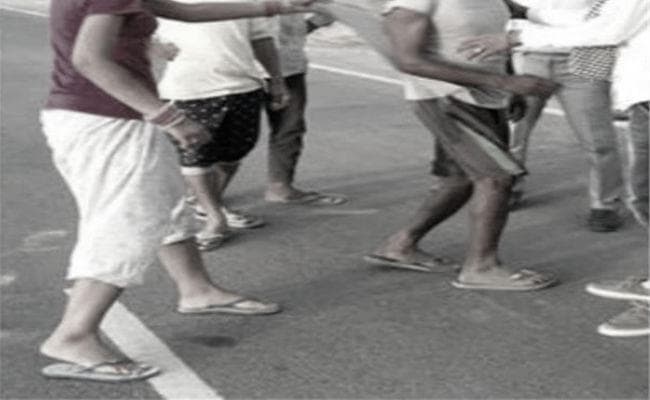 दहेजलोभी को महिलाओं ने दौड़ा कर सैंडल व चप्पल से पीटा