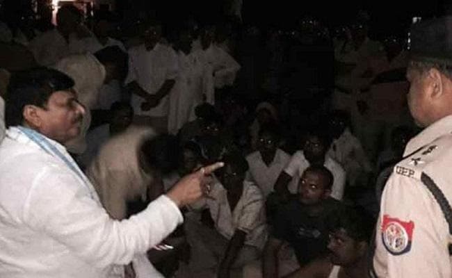 बस ड्राइवर की पिटाई के विरोध में पूरी रात धरने पर बैठे रहे शिवपाल, आज 11 बजे करेंगे प्रेस कांफ्रेंस