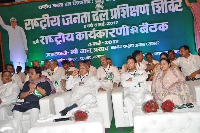 लालू की बड़ी प्लानिंग, तेजस्वी को दे सकते हैं पार्टी के अंदर यह अहम जिम्मेदारी !