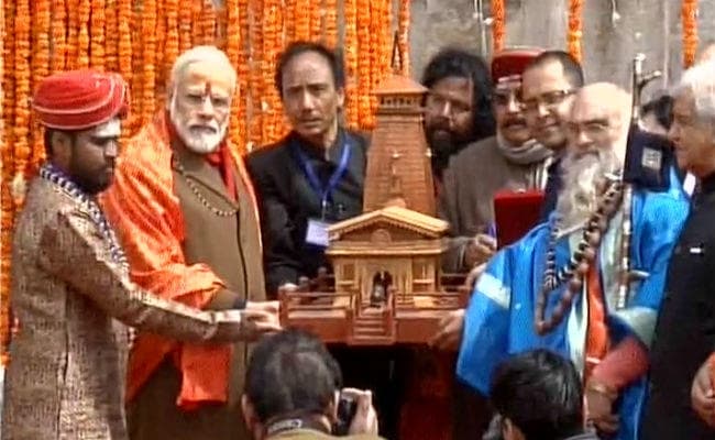 VIDEO: खुले केदारनाथ मंदिर के कपाट, पूर्वी द्वार से पीएम मोदी ने किया प्रवेश