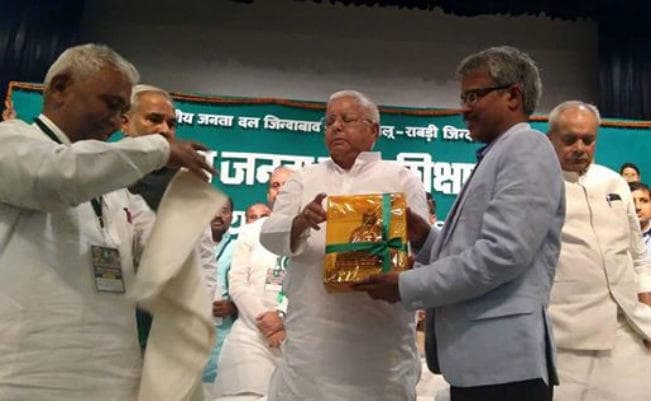 लालू की राजनीतिक पाठशााला के टीचर बने चर्चित पत्रकार दिलीप मंडल, हुए सम्मानित