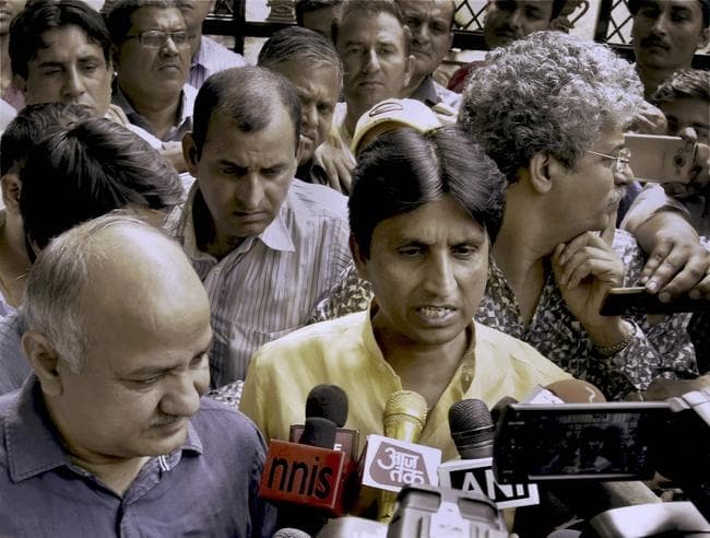 आप में सुलह, अमानतुल्ला खान निलंबित, कुमार विश्वास का कद बढ़ा