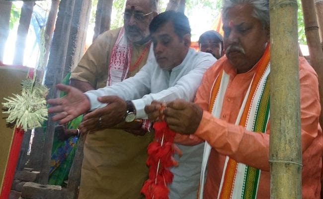 किशनगंज में विवादास्पद मंदिर में गिरिराज सिंह ने की पूजा-अर्चना, गरमायी राजनीति