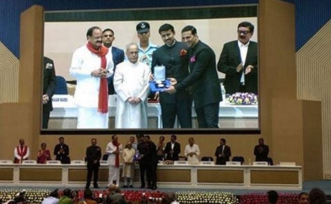 अक्षय कुमार और सोनम कपूर को राष्ट्रपति प्रणब मुखर्जी ने राष्ट्रीय पुरस्‍कार से नवाजा