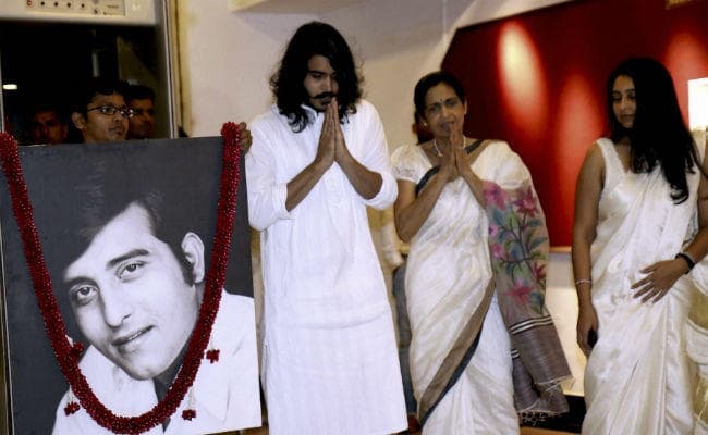 विनोद खन्ना की शोकसभा में शामिल हुए शाहरुख-आमिर सहित ये सेलीब्रिटीज, नहीं दिखे ऋषि कपूर