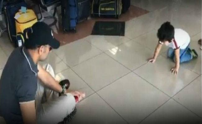 इमरान ताहिर के बेटे संग पुणे एयरपोर्ट के जमीन पर बैठकर खेले धौनी, फोटो वायरल