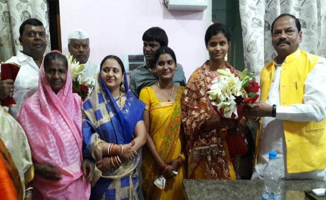 विधायक ढुल्लू महतो की भतीजी को आशीर्वाद देने पहुंचे मुख्यमंत्री रघुवर दास