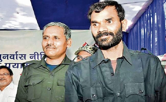 नक्सली नकुल व मदन यादव को पुलिस ने सामने लाया