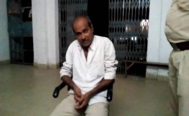 VIDEO : दारोगा जी ऑन ड्यूटी थाने में ही गटक रहे थे शराब, उत्पाद विभाग ने खदेड़कर ऐसे किया गिरफ्तार...
