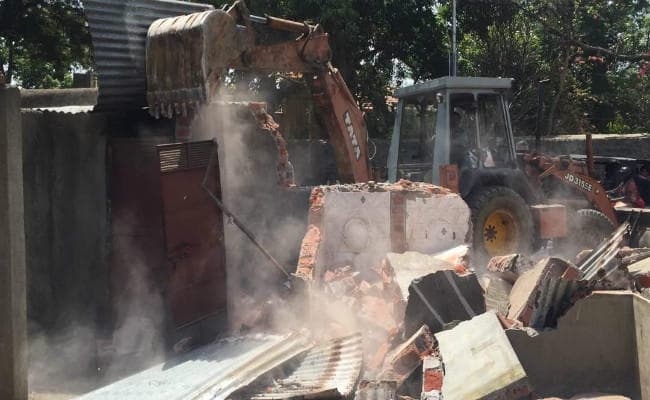 रांची : सिरमटोली चौक से हटाया गया अतिक्रमण, देखें तसवीरें