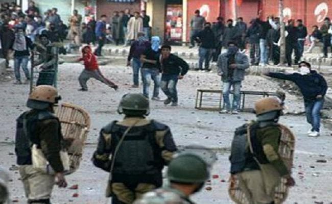 जम्मू कश्मीर पत्थरबाजों को लेकर कांग्रेस - भाजपा में भिड़ंत