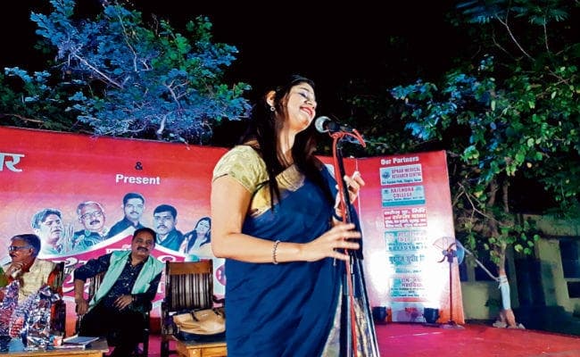 आईना आपको बना लूंगी खुद को यूं भी कभी...