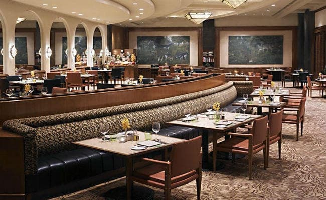 लखनऊ में खुला पहला मूक बधिर रेस्टोरेंट, देखिए कैसे इशारों से होता है काम