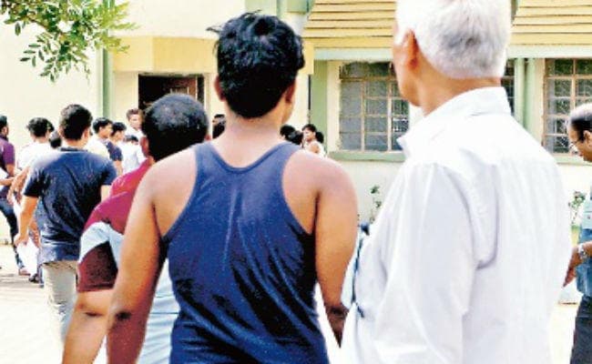 नीट 2017: परीक्षार्थियों ने नहीं रखा गाइडलाइन का ख्याल उतारने पड़े कपड़े...