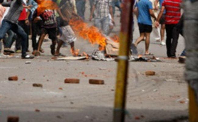 चाईबासा : किशोरों के विवाद में दो संप्रदाय में पथराव, चलीं गोलियां