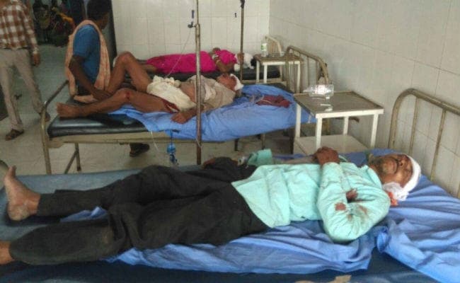 पलामू : बाराती वाहन पेड़ से टकराया, दो की मौत,  21 घायल