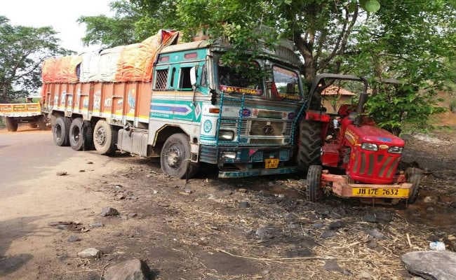 पाकुड़ : सड़क दुर्घटना में एक 19 वर्षीय मजदूर की मौके पर ही मौत