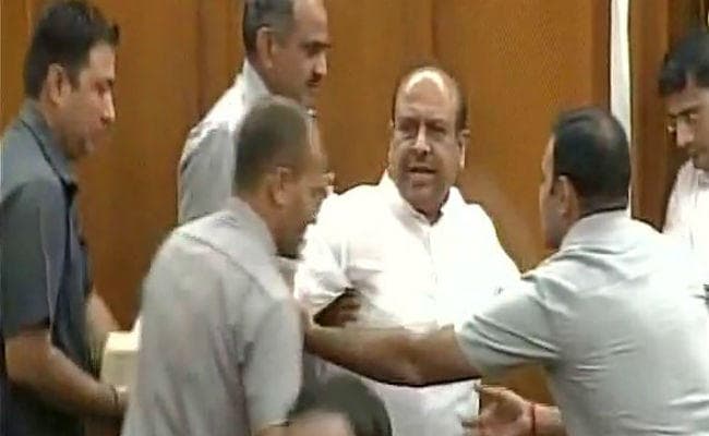 दिल्ली विधानसभा का विशेष सत्र शुरू, स्पीकर ने विपक्ष के नेता विजेंद्र गुप्ता को दिन भर के लिए सदन से बाहर निकाला