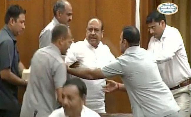 गुप्त कोड जाननेवाले कर सकते हैं ईवीएम में गड़बड़ी, आप ने सदन में दिखाया डेमो, देखें वीडियो