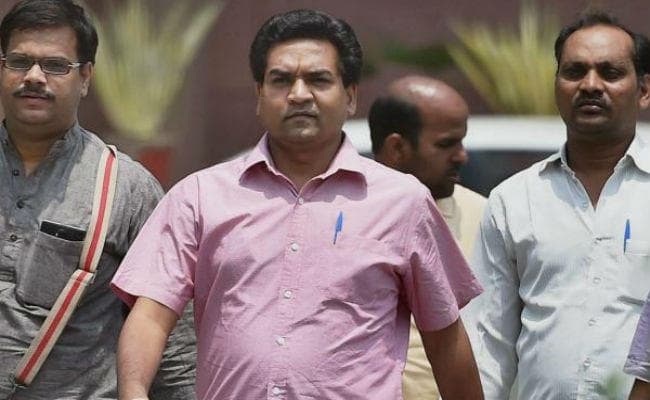 केजरीवाल के खिलाफ अनशन पर बैठे कपिल मिश्रा, पढें ट्विटर पर क्या सलाह दे रहे हैं लोग