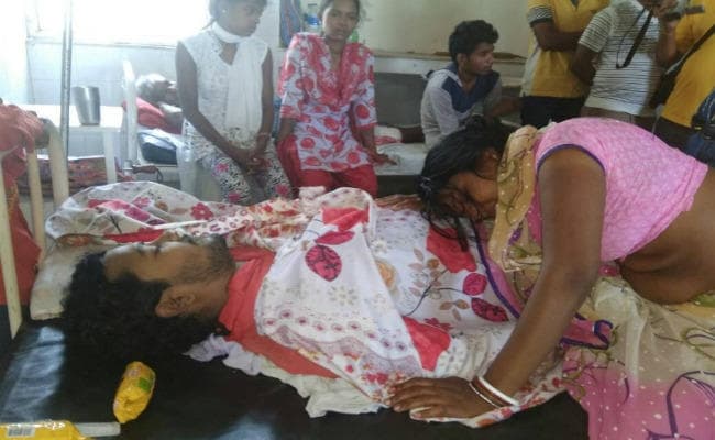 गुमला में आंधी-पानी का कहर : 100 से अधिक पेड़ व दर्जनों बिजली पोल गिरे, मार्बल मिस्त्री की मौत