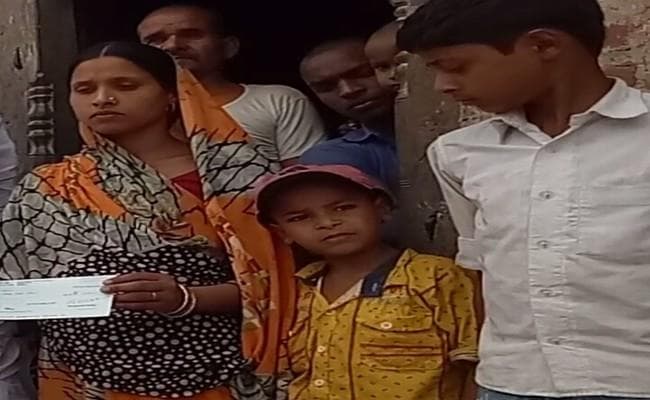 सुकमा नक्सली हमले में शहीद के परिजनों को मिला चेक हुआ बाउंस, देखें वीडियो