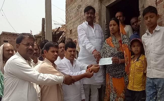 सुकमा हमले में शहीद हुए बिहार के जवानाें के आश्रितों को चर्चित RJD MLA देंगे एक-एक लाख का चेक